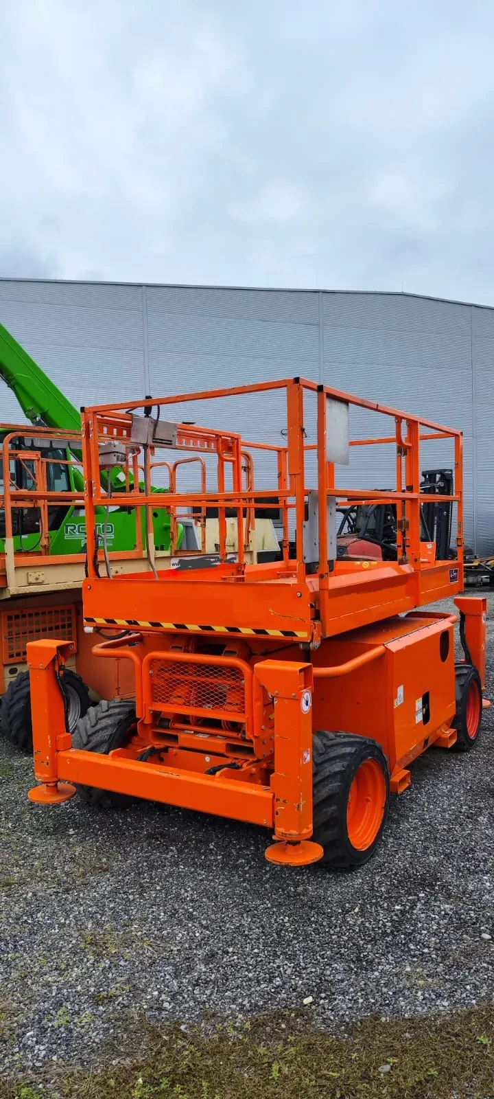 JLG 260 MRT-1 sa nogama