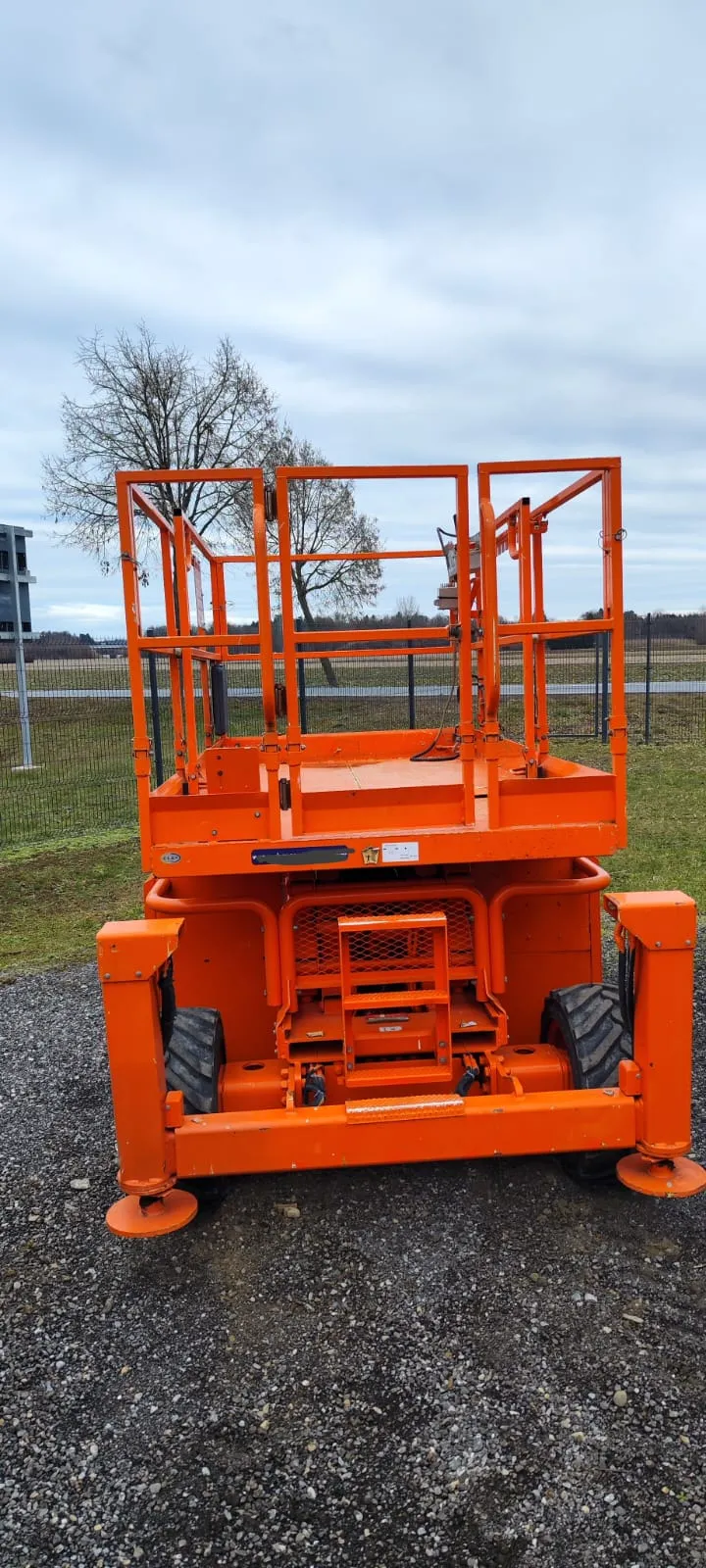 JLG 260 MRT-3 sa nogama